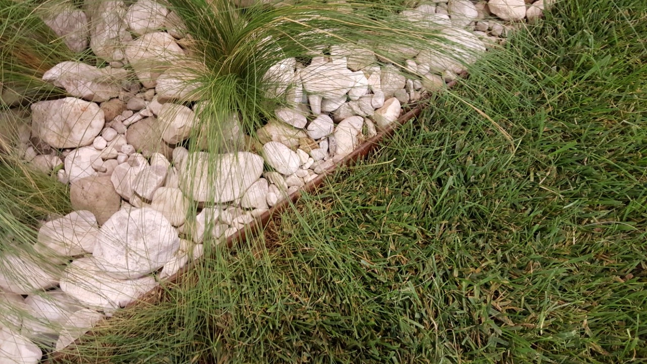 Cortenstahlrasenkante für eine formschöne Trennung von Rasen und Beet